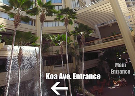 コア通り(Koa Ave.)への出入口は、タワーの間にある滝の裏側にあります。